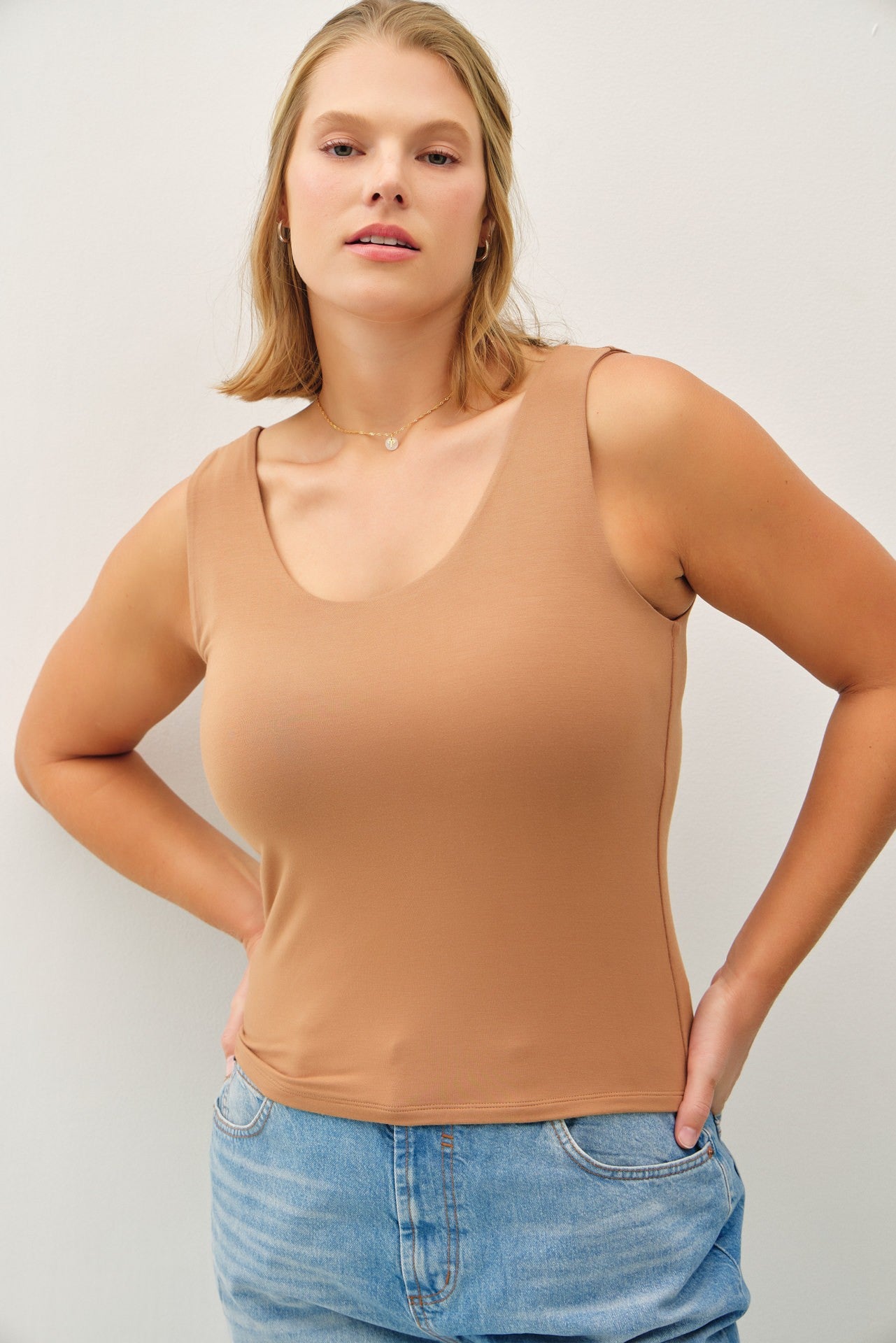 Megan Scoop Tank in Toffee (Plus)